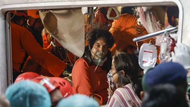 Trabajos de los equipos de rescate para evacuar a las pasajeras atrapadas entre los restos de los trenes que colisionaron en la estación de Bekasi Este, ubicada a unos 20 kilómetros de Yakarta. (EFE)