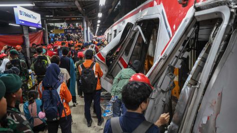 Trabajos de los equipos de rescate para evacuar a las pasajeras atrapadas entre los restos de los trenes que colisionaron en la estación de Bekasi Este, ubicada a unos 20 kilómetros de Yakarta. (EFE)