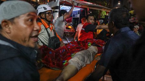 Trabajos de los equipos de rescate para evacuar a las pasajeras atrapadas entre los restos de los trenes que colisionaron en la estación de Bekasi Este, ubicada a unos 20 kilómetros de Yakarta. (EFE)