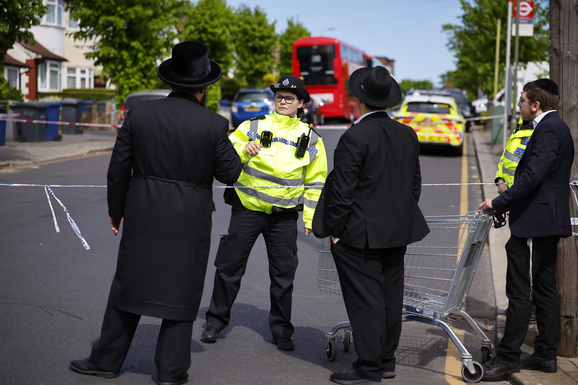 El incidente tuvo lugar este miércoles alrededor de las 11:16 hora local, cuando el sospechoso fue visto corriendo por las calles armado con un cuchillo