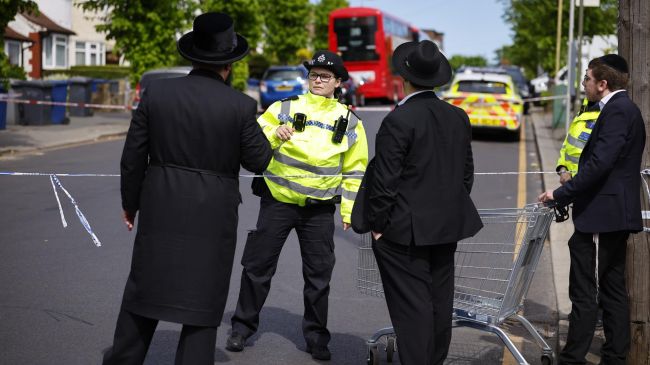 El incidente tuvo lugar este miércoles alrededor de las 11:16 hora local, cuando el sospechoso fue visto corriendo por las calles armado con un cuchillo