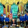 Trump en el Despacho Oval con astronautas de la Misión Artemis II (Foto EFE)