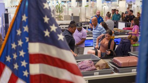 Personas pasan por el registro de aduanas de sus maletas en el aeropuerto Internacional de Miami en Florida, Estados Unidos. (EFE)