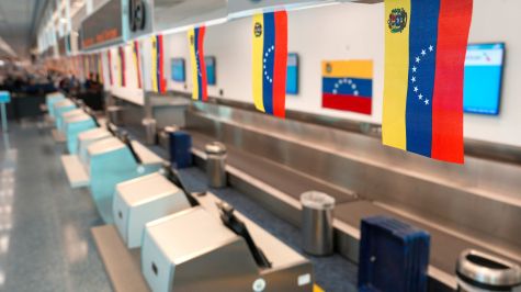 Fotografía del mostrador de American Airlines decorado con banderas venezolanas en el aeropuerto Internacional de Miami en Florida (EFE)