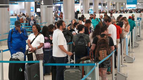 Personas esperan en la fila para abordar un avión con destino a Caracas, en el aeropuerto Internacional de Miami en Florida (EFE)