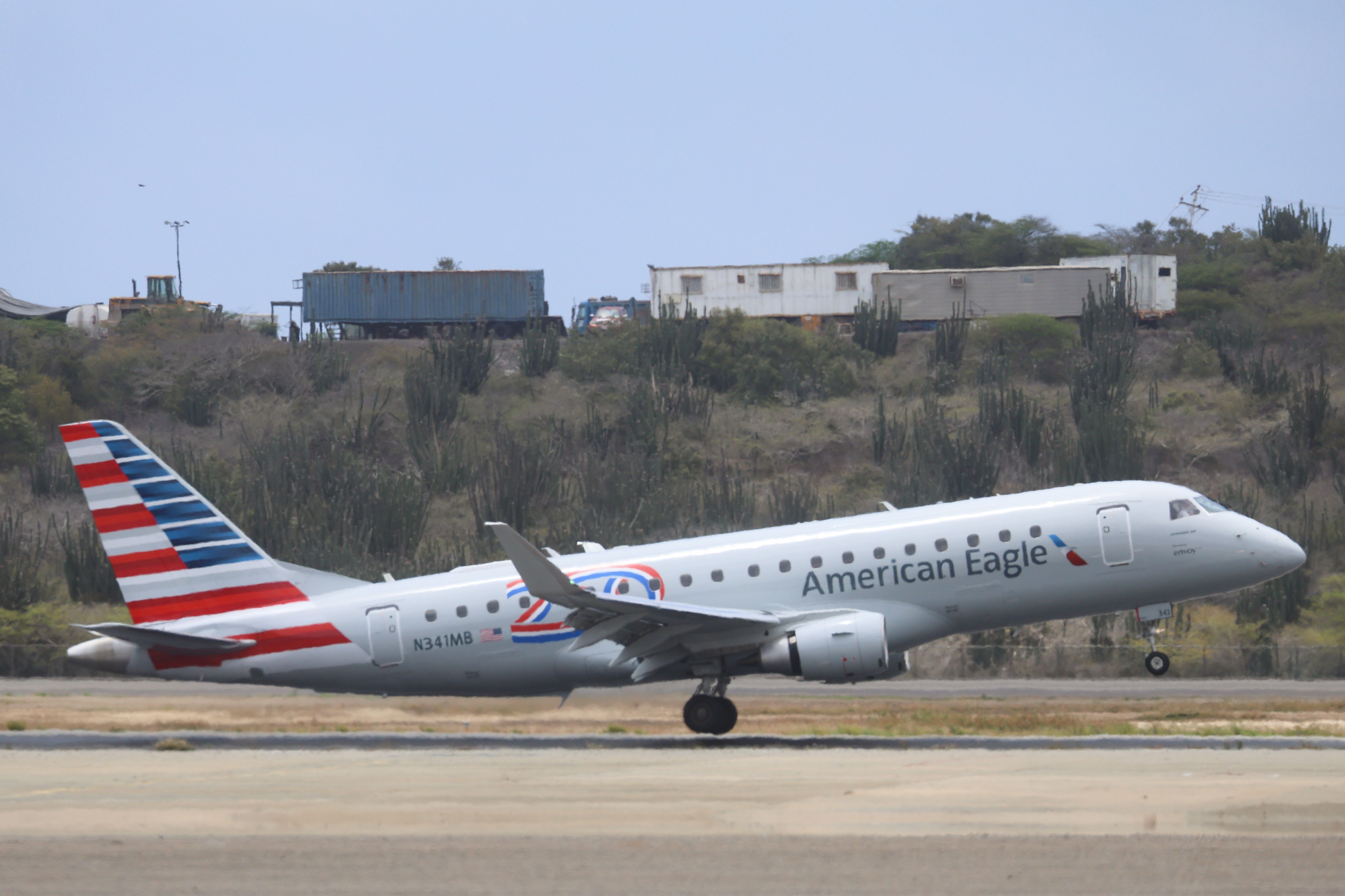 Fotografía que muestra un avión de American Eagle aterrizando en el Aeropuerto Internacional Simón Bolívar de Maiquetía, Venezuela. (EFE)