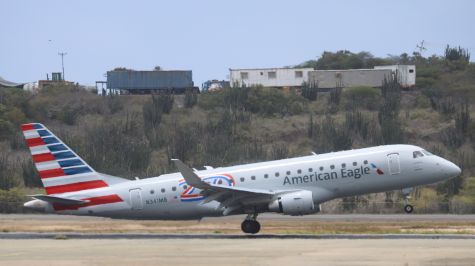 Fotografía que muestra un avión de American Eagle aterrizando en el Aeropuerto Internacional Simón Bolívar de Maiquetía, Venezuela. (EFE)