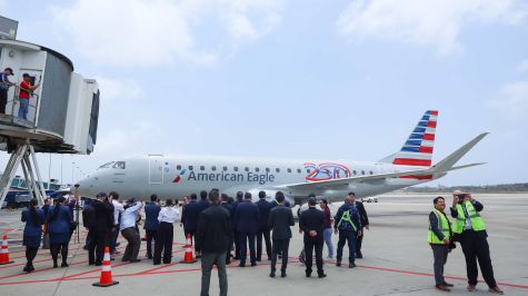 Personas se reúnen para recibir un avión de American Eagle que aterrizó en el Aeropuerto Internacional Simón Bolívar de Maiquetía, Venezuela. (EFE)