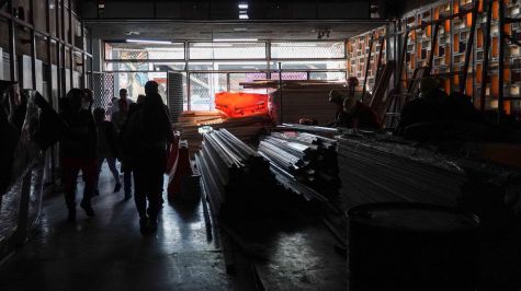 Miles de pasajeros tienen que sortear material de construcción, cascajo y ha trabajadores. 