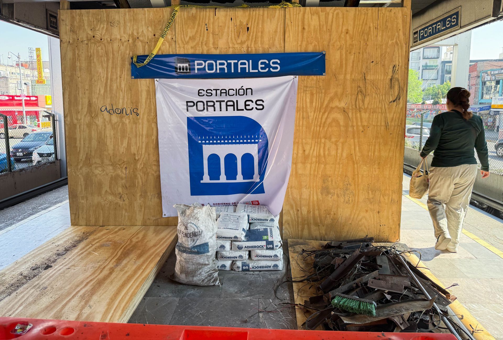 En la estación puede observarse material de construcción, así como restos de intervenciones antiguas.