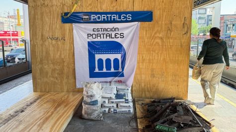 En la estación puede observarse material de construcción, así como restos de intervenciones antiguas.