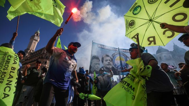 Miles de trabajadores protestan en Buenos Aires contra la reforma laboral de Javier Milei