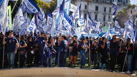 Miles de trabajadores protestan en Buenos Aires contra la reforma laboral de Javier Milei