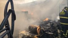 Un incendio en una zona industrial de Tláhuac movilizó a cuerpos de emergencia y obligó a evacuar a cientos de personas; el fuego fue controlado sin víctimas.