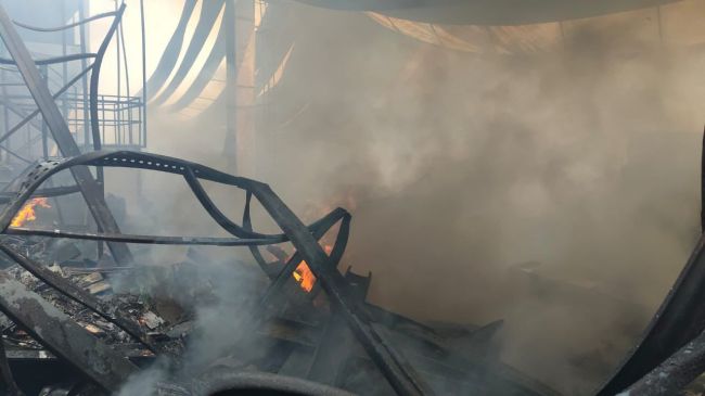 La columna de humo producto del incendio pudo verse a varios kilómetros a la redonda.
