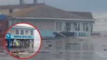 Fuerte oleaje provoca el colapso de marisquería en Matamoros (capturas de pantalla tomadas de X)