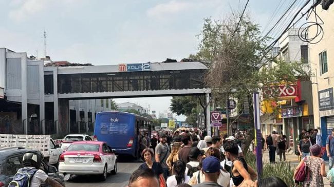 Usuarios de la Línea 2 descienden en la estación Xola para abordar unidades de RTP. Redes sociales