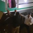 Los pasajeros fueron trasladados de un tren a otro en plena vía para que pudieran continuar su trayecto hacia sus destinos (Foto: Especial)