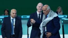 Gianni Infantino intenta que los representantes de Palestina e Israel se den la mano. EFE/EPA/BOB
