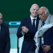 Gianni Infantino intenta que los representantes de Palestina e Israel se den la mano. EFE/EPA/BOB