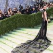 La modelo británica Cara Delevingne posa en la alfombra blanca de la Gala Met 2026. EFE/SARAH YENESEL