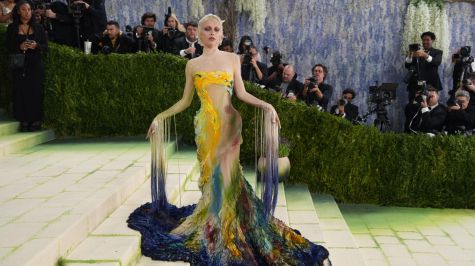 Emma Chamberlain posa este lunes, durante la alfombra roja de la Met Gala, en Nueva York (EE.UU.). EFE/ Octavio Guzmán