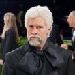 El cantante puertorriqueño, quien suele destacar por sus elecciones estilísticas arriesgadas, decidió llevar el concepto de la noche de este lunes a un nivel de interpretación teatral (Foto: EFE)