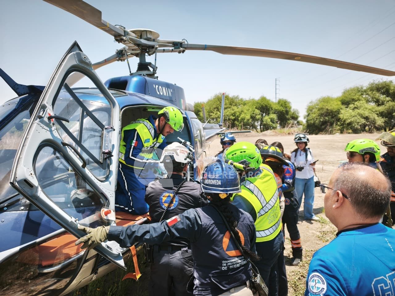 Choque entre un tren y una pipa que transportaba diésel, registrado a la altura del Puente de Viborillas, en el municipio de Colón, Querétaro dejó dos muertos. (Protección Civil del estado)