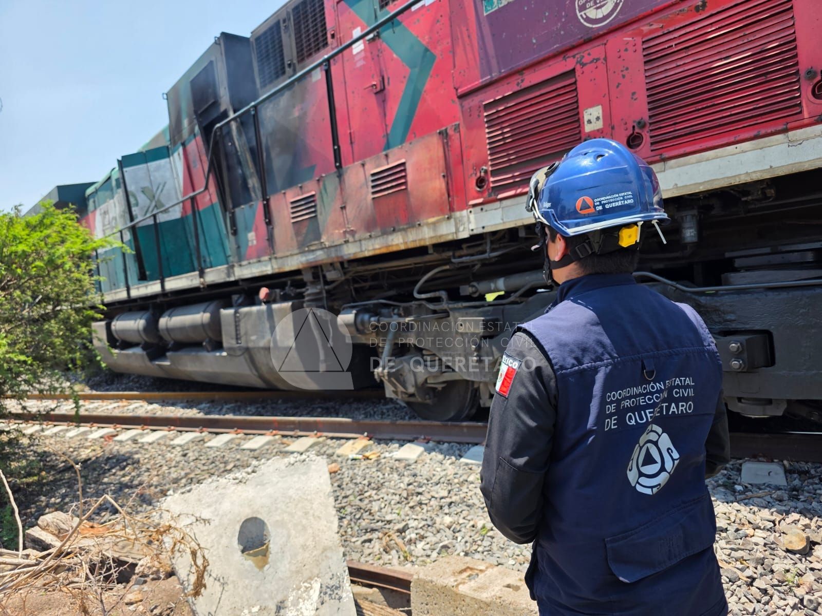 Choque entre un tren y una pipa que transportaba diésel, registrado a la altura del Puente de Viborillas, en el municipio de Colón, Querétaro dejó dos muertos. (Protección Civil del estado)