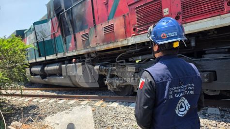 Choque entre un tren y una pipa que transportaba diésel, registrado a la altura del Puente de Viborillas, en el municipio de Colón, Querétaro dejó dos muertos. (Protección Civil del estado)