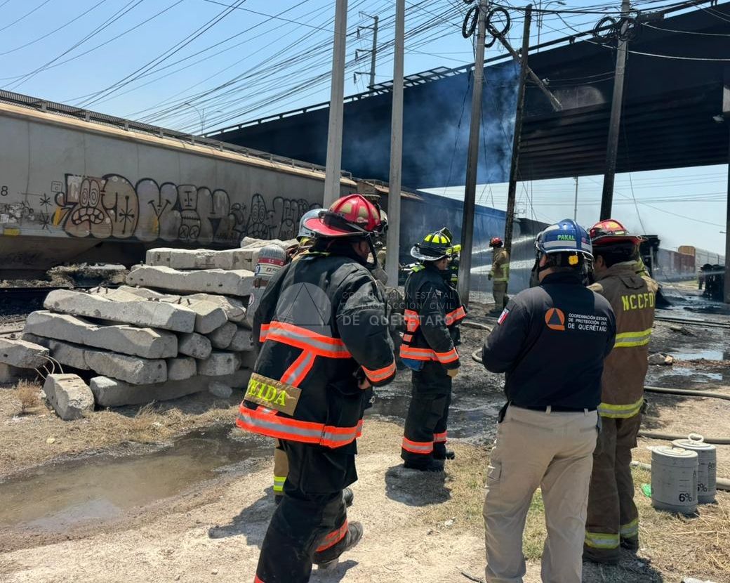 Choque entre un tren y una pipa que transportaba diésel, registrado a la altura del Puente de Viborillas, en el municipio de Colón, Querétaro dejó dos muertos. (Protección Civil del estado)
