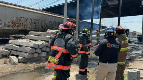 Choque entre un tren y una pipa que transportaba diésel, registrado a la altura del Puente de Viborillas, en el municipio de Colón, Querétaro dejó dos muertos. (Protección Civil del estado)