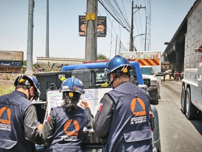Choque entre un tren y una pipa que transportaba diésel, registrado a la altura del Puente de Viborillas, en el municipio de Colón, Querétaro dejó dos muertos. (Protección Civil del estado)