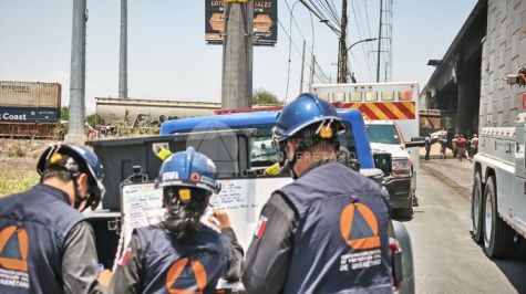 Choque entre un tren y una pipa que transportaba diésel, registrado a la altura del Puente de Viborillas, en el municipio de Colón, Querétaro dejó dos muertos. (Protección Civil del estado)