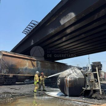 Choque entre un tren y una pipa que transportaba diésel, registrado a la altura del Puente de Viborillas, en el municipio de Colón, Querétaro dejó dos muertos. (Protección Civil del estado)
