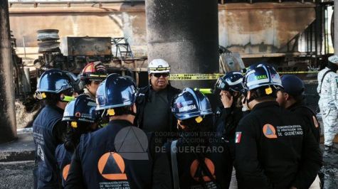 Choque entre un tren y una pipa que transportaba diésel, registrado a la altura del Puente de Viborillas, en el municipio de Colón, Querétaro dejó dos muertos. (Protección Civil del estado)