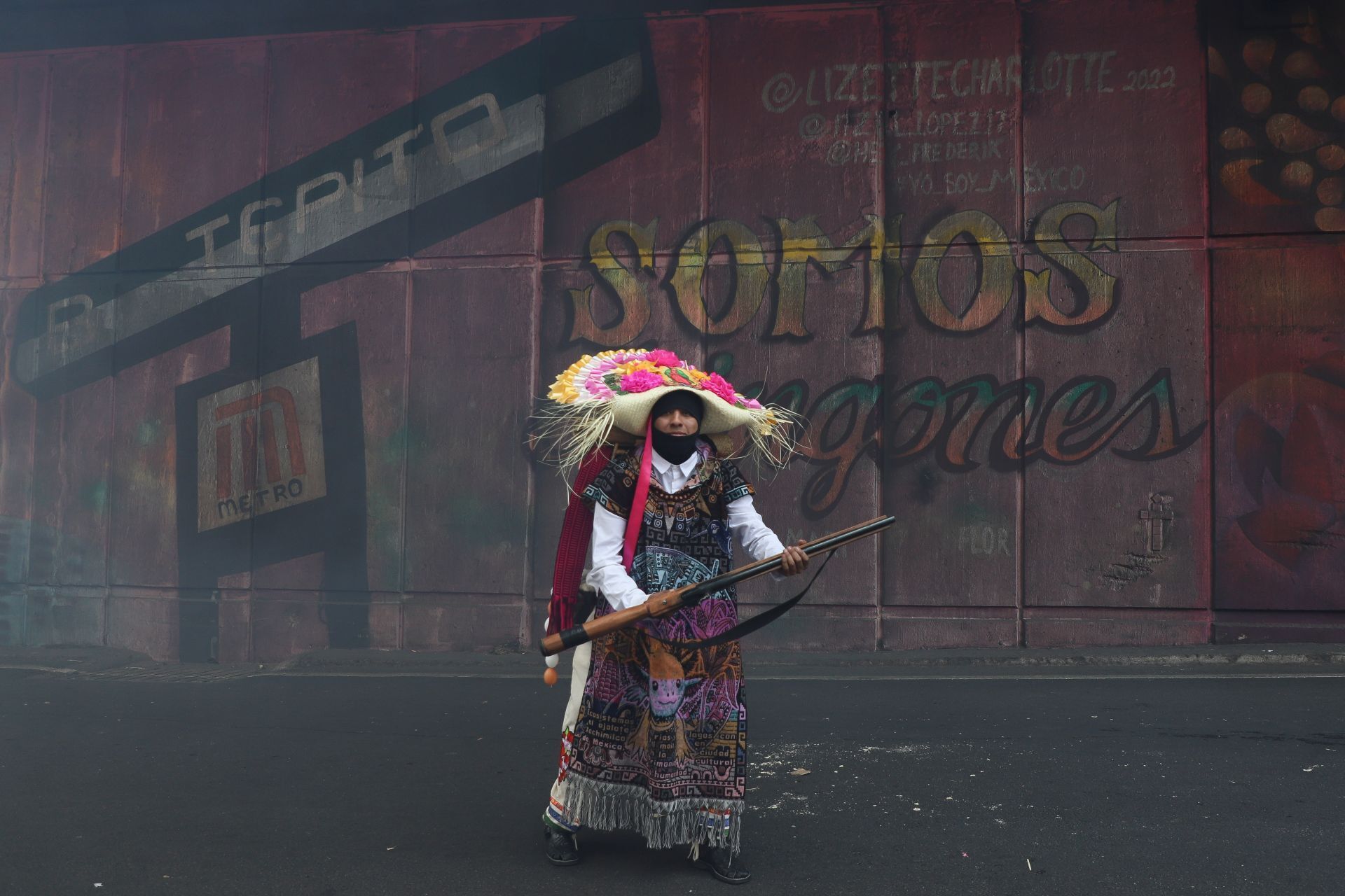 Participante de la representación de la Batalla de Puebla con fusil de utilería. Daniel Augusto / Cuartoscuro