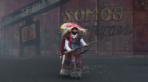 Participante de la representación de la Batalla de Puebla con fusil de utilería. Daniel Augusto / Cuartoscuro