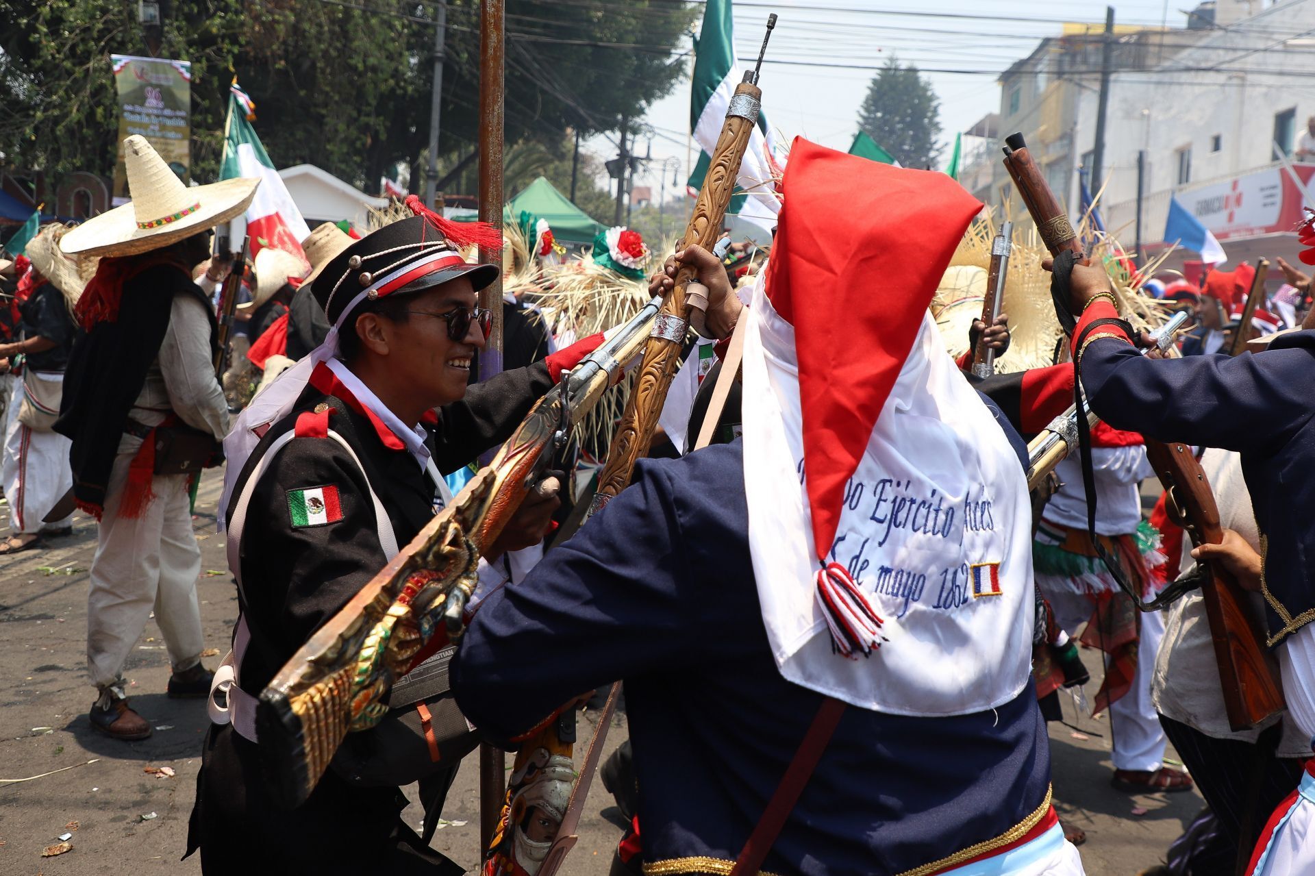 Participantes usan coloridos disfraces alusivos a la fecha. Daniel Augusto / Cuartoscuro