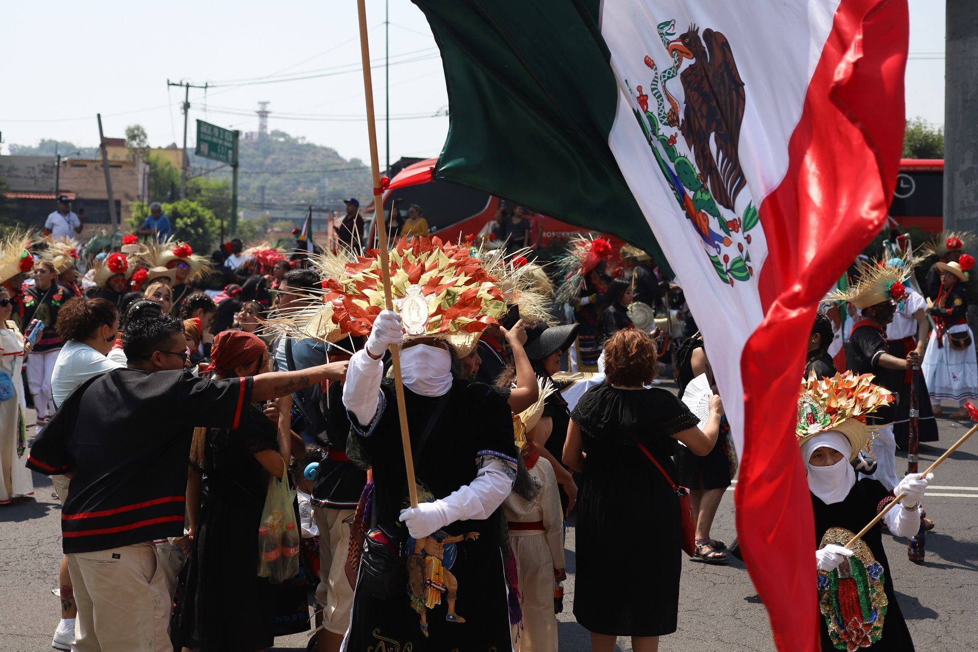 Mujer ondea la bandera mexicana durante la representación. Daniel Augusto / Cuartoscuro