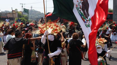 Mujer ondea la bandera mexicana durante la representación. Daniel Augusto / Cuartoscuro