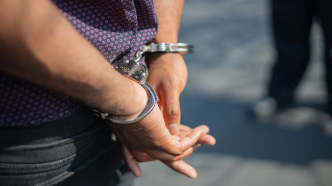 Dos hombres fueron detenidos en Iztacalco tras ser señalados por exigir dinero a ciudadanos bajo amenazas; intentaron sobornar a policías para evitar su captura.