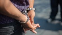 Dos hombres fueron detenidos en Iztacalco tras ser señalados por exigir dinero a ciudadanos bajo amenazas; intentaron sobornar a policías para evitar su captura.