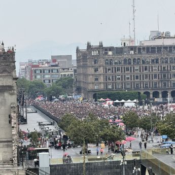 Conforme se acerca la hora, cientos de fanáticos abarrotan el ala oeste del Zócalo capitalino. Redes sociales