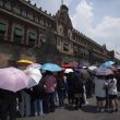 Con sombrillas para soportan la mordida del sol, fanáticos aguardan la llegada de BTS. Cuartoscuro / Andrea Murcia