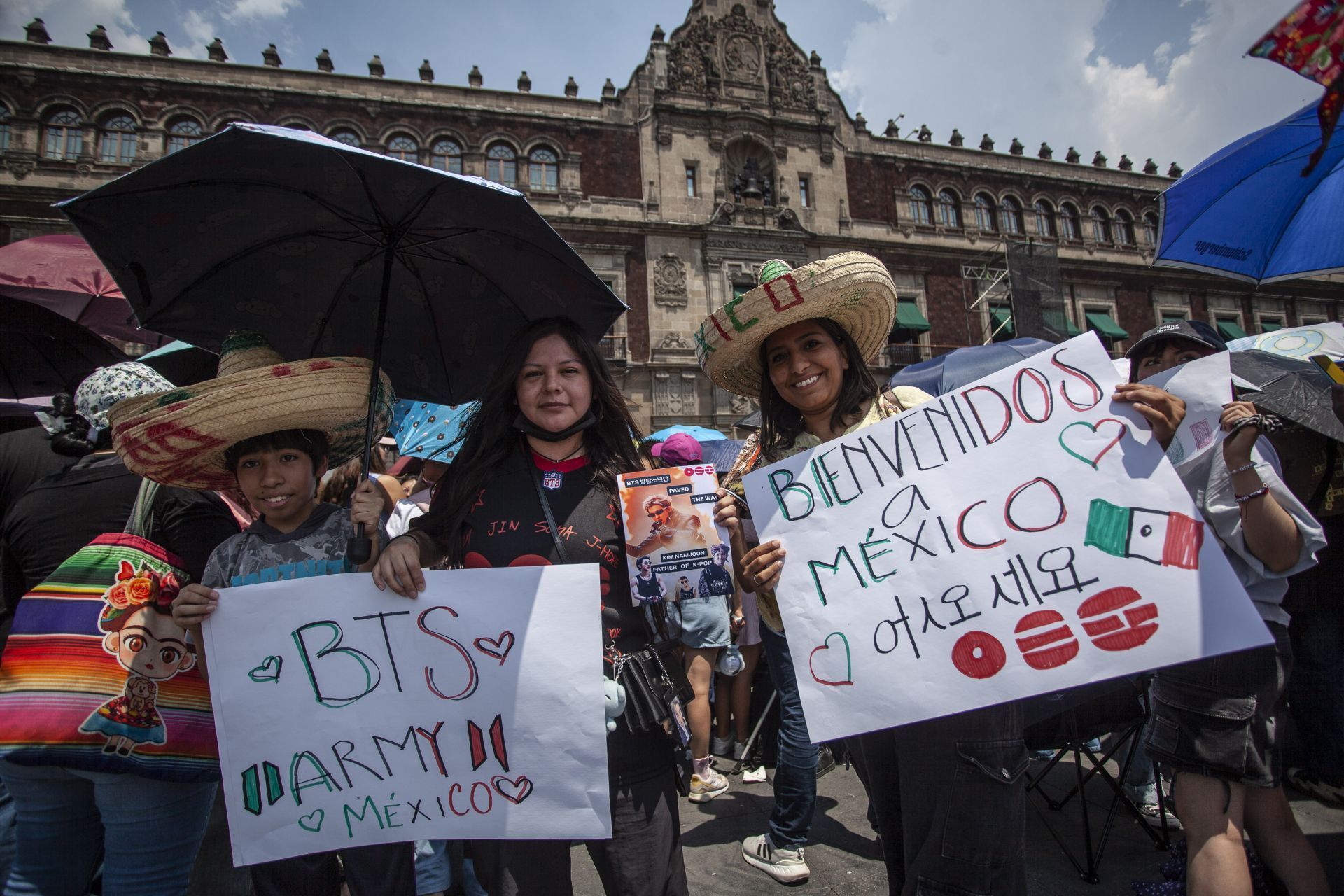 Fans mexicanas de la agrupación esperan bajo los rayos del sol. Cuartoscuro / Andrea Murcia