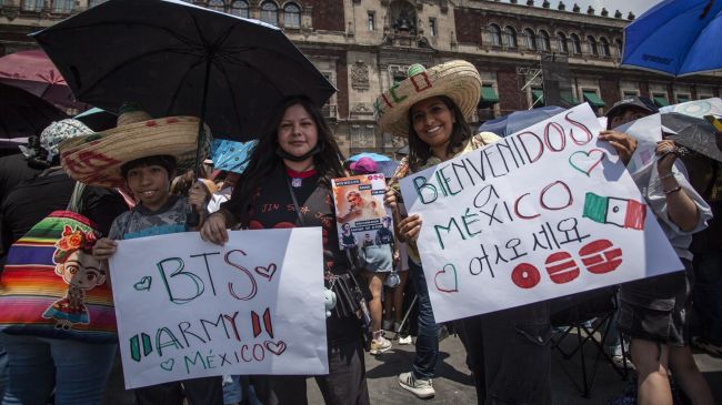Fans mexicanas de la agrupación esperan bajo los rayos del sol. Cuartoscuro / Andrea Murcia