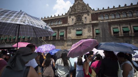 Personas de todas las edades se dieron cita frente a Palacio Nacional. Cuartoscuro / Andrea Murcia