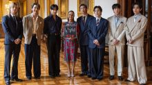 Miles de fans se reunieron en el Zócalo para recibir a BTS, cuyos integrantes sostuvieron un encuentro con la presidenta Claudia Sheinbaum y más tarde aparecieron en el balcón de Palacio Nacional para saludar a sus seguidores. Cuenta de X @Claudiashein