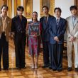 Miles de fans se reunieron en el Zócalo para recibir a BTS, cuyos integrantes sostuvieron un encuentro con la presidenta Claudia Sheinbaum y más tarde aparecieron en el balcón de Palacio Nacional para saludar a sus seguidores. Cuenta de X @Claudiashein